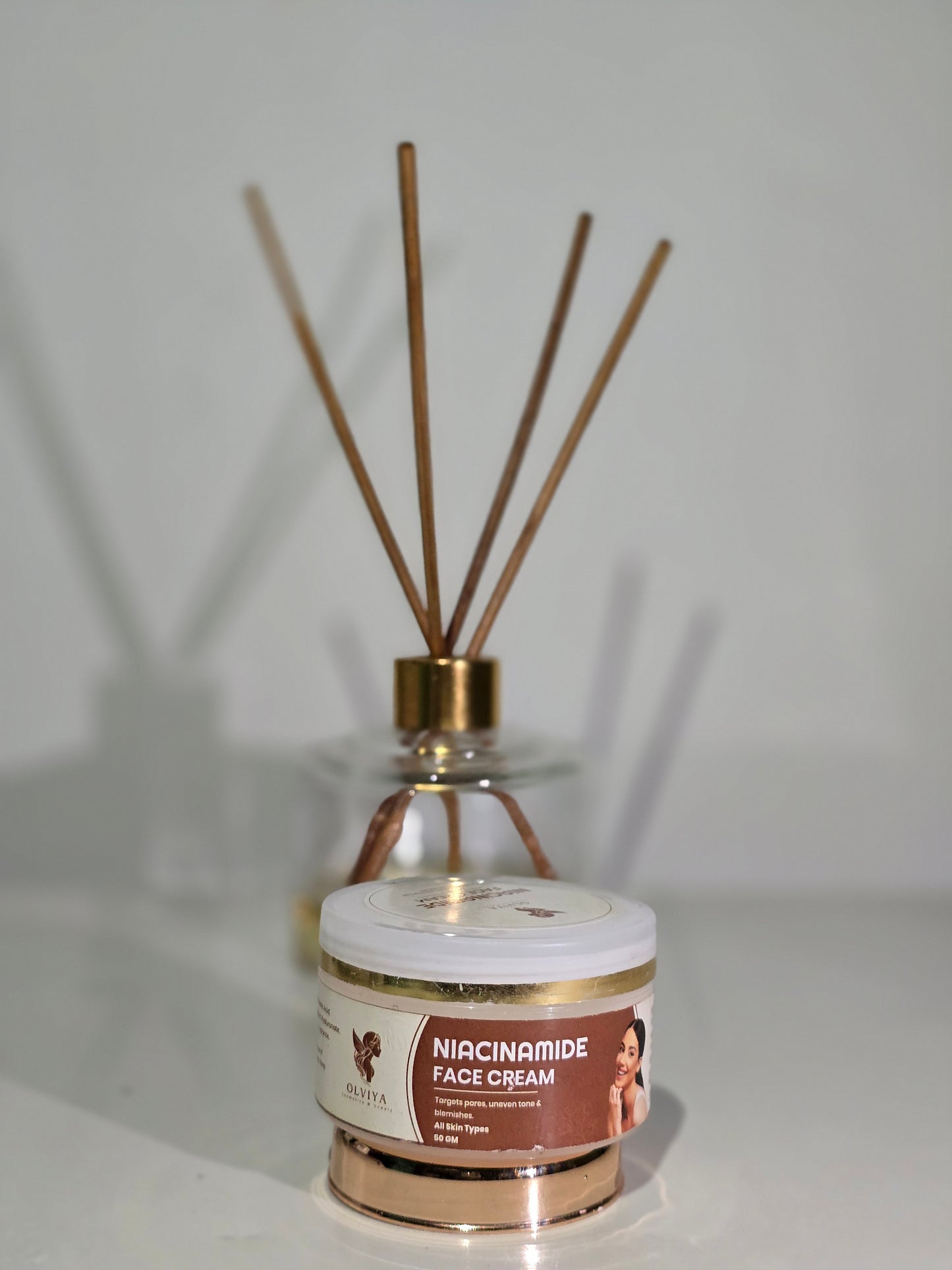 Niacinamide Face Cream โ 10% Niacinamide, Brightening & Hydrating Moisturizer with 100% Natural Ingredients, Suitable for All Skin Types (50gm)